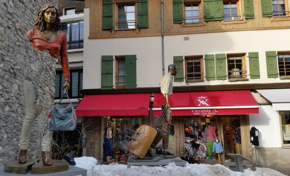 Les voyageurs de Bruno Catalano errent dans les rues de Megève