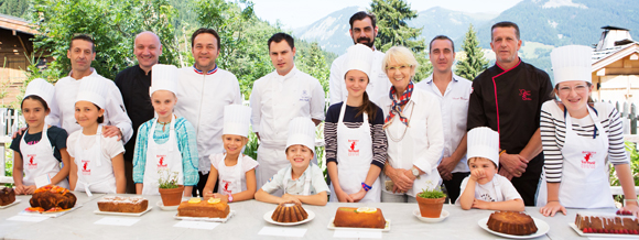 1.  Les 8 finalistes du concours de cuisine présentent au jury leurs cakes chez Emmanuel Renaut.
