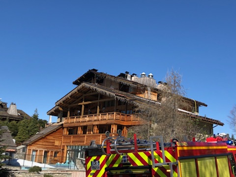 Megève. Il est 22h, le Four Seasons s’enflamme