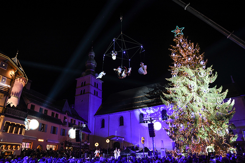 Megève. Show aérien pour l’illumination du sapin 2019