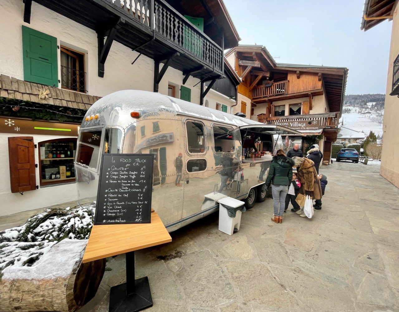 Megève. Emmanuel Renaut installe un food truck devant son « Flocons Village »