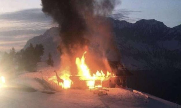 Près de Megève. La Girafe dévorée par les flammes